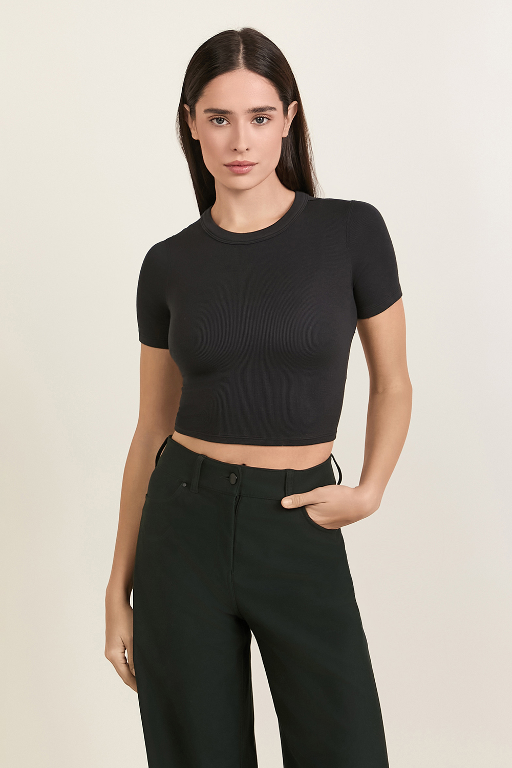 תמונת דוגמן קידמית של Hold Tight Straight Hem Cropped T-Shirt LULULEMON