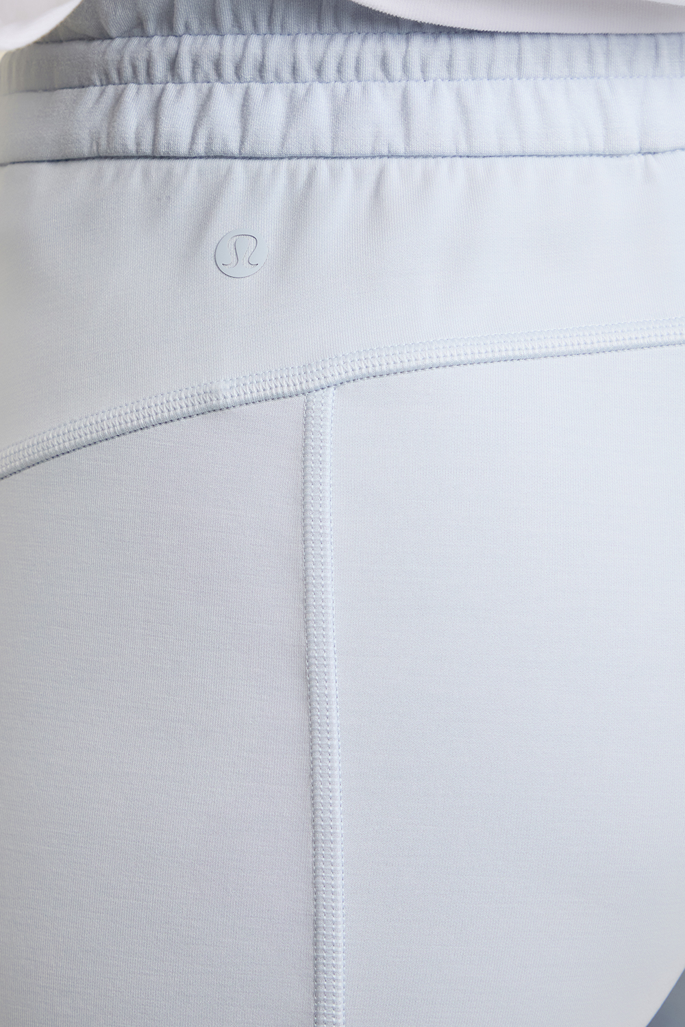 תמונת תקריב דוגמן של Softstreme High-Rise Short 4 LULULEMON