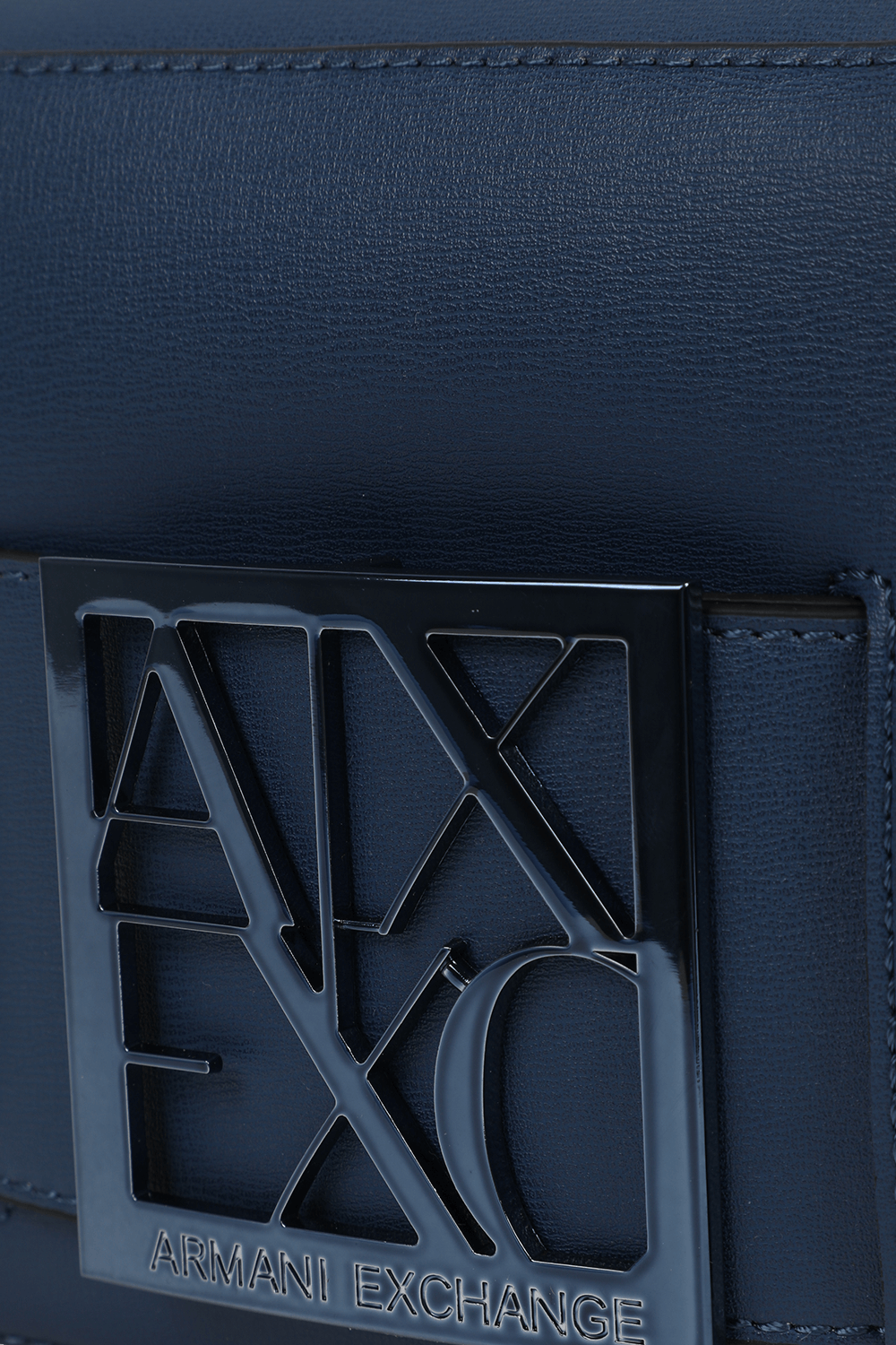 תמונת תקריב של תיק מסנג'ר כחול עם רצועת לוגו ARMANI EXCHANGE