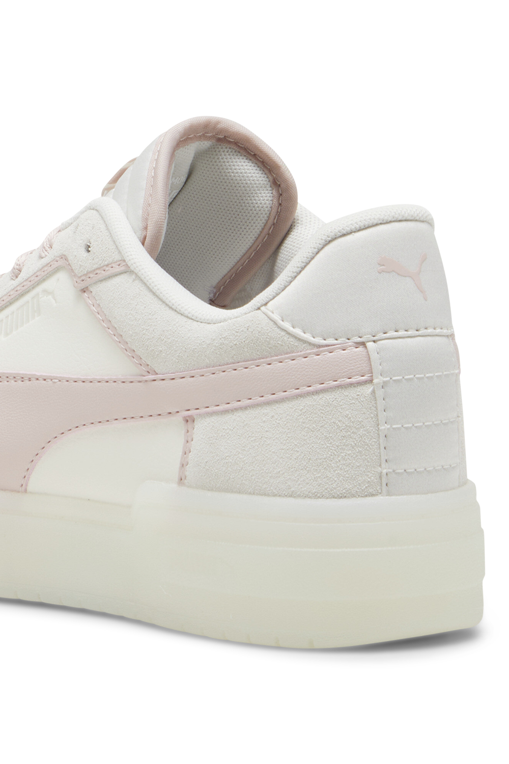 תמונת תקריב של נעלי סניקרס אלסקה PUMA