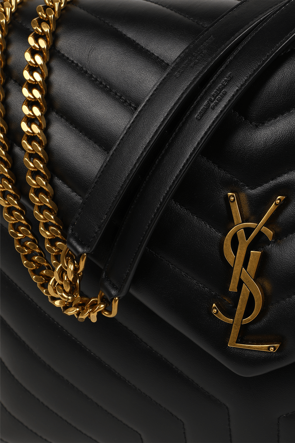 תמונת תקריב של תיק לולו מעור בגודל גדול SAINT LAURENT