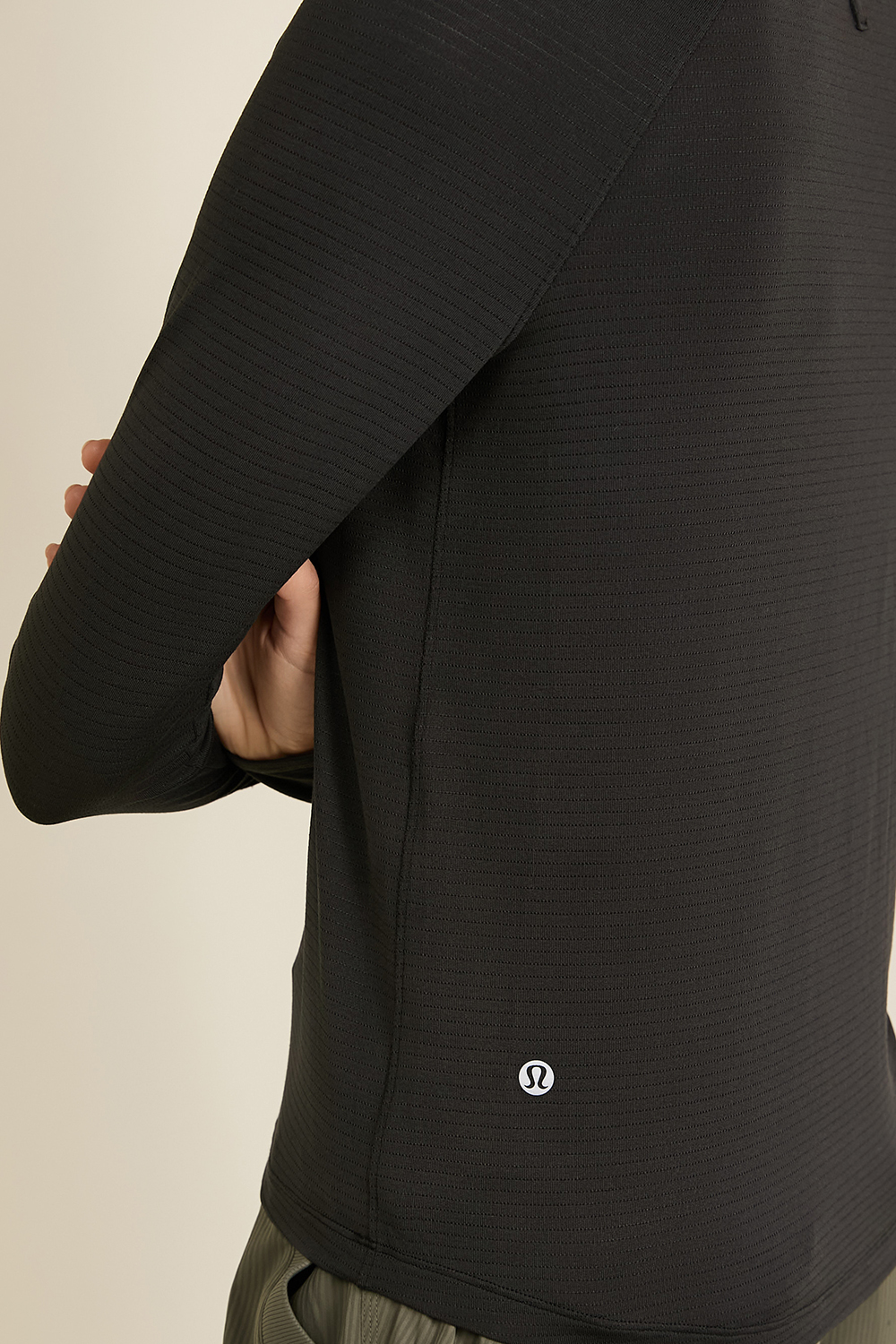 תמונת תקריב דוגמן של License to Train Classic Fit Long Sleeve LULULEMON