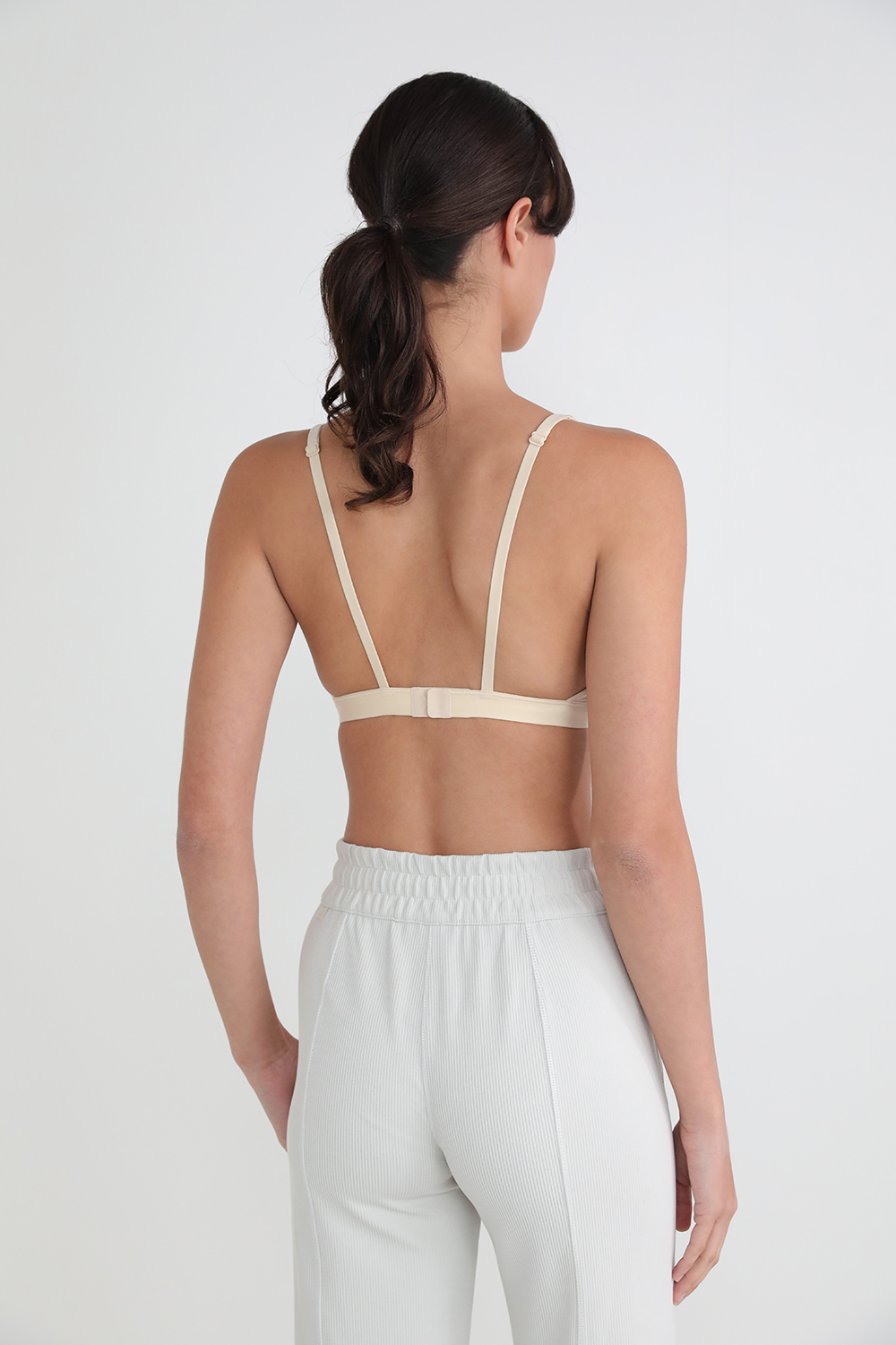 תמונת דוגמן אחורית של Wundermost Ultra-Soft Nulu Triangle Bralette