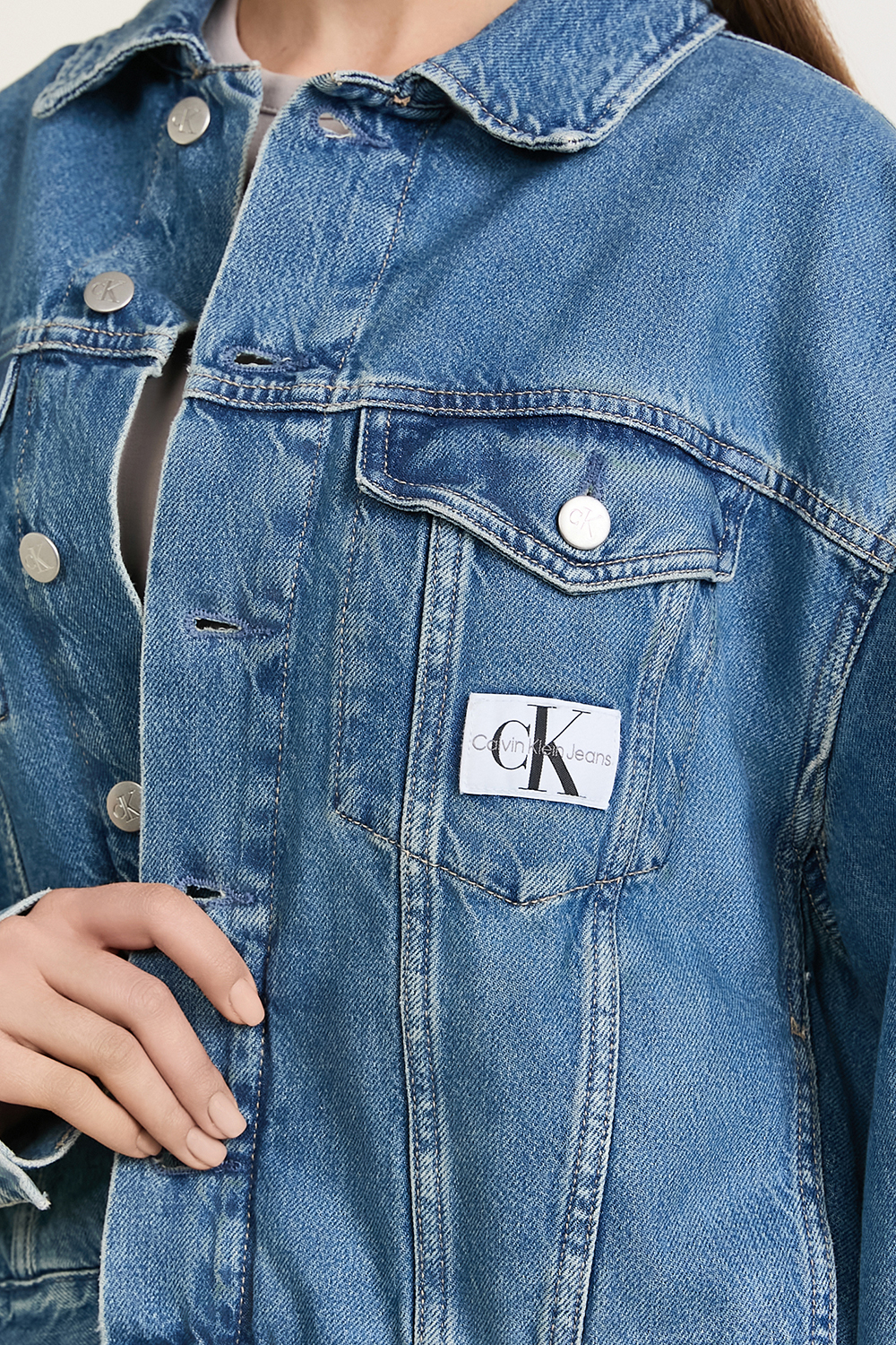 תמונת תקריב דוגמן של ז'קט ג'ינס CALVIN KLEIN