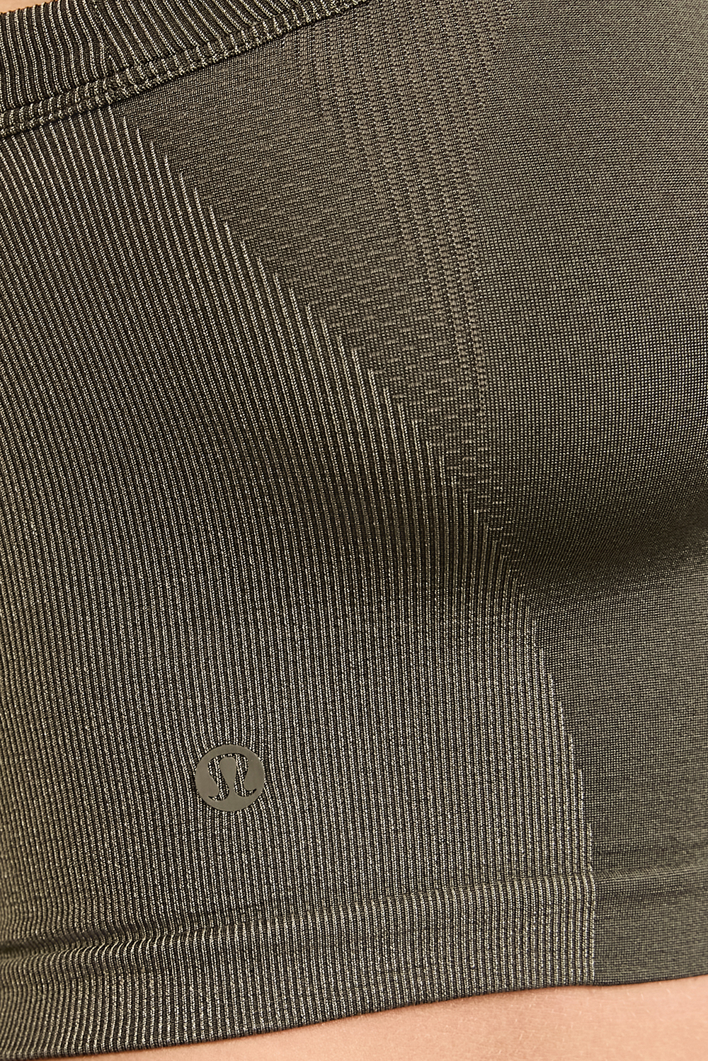 תמונת תקריב דוגמן של Seamless Training Strappy Racerback Tank Top LULULEMON