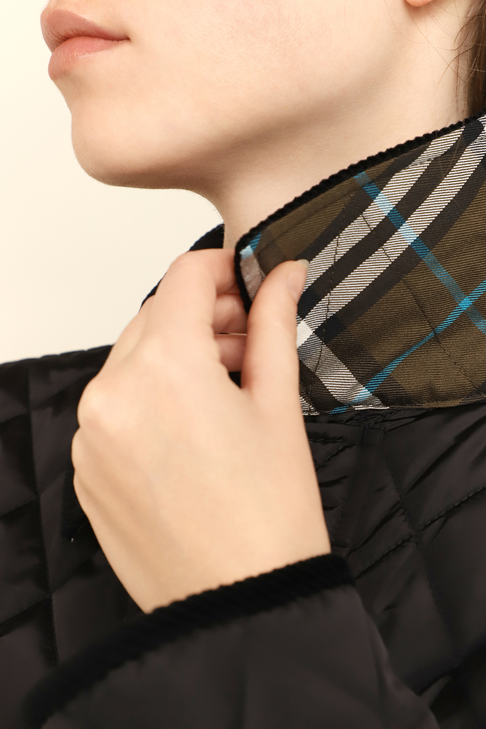 תמונת תקריב דוגמן של ז'קט קווילט BURBERRY