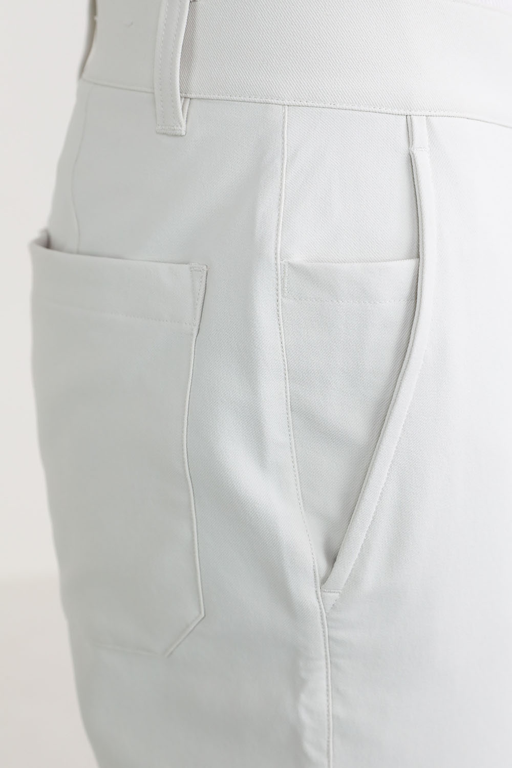 תמונת תקריב דוגמן של Slim-Tapered Twill Trouser *Cropped