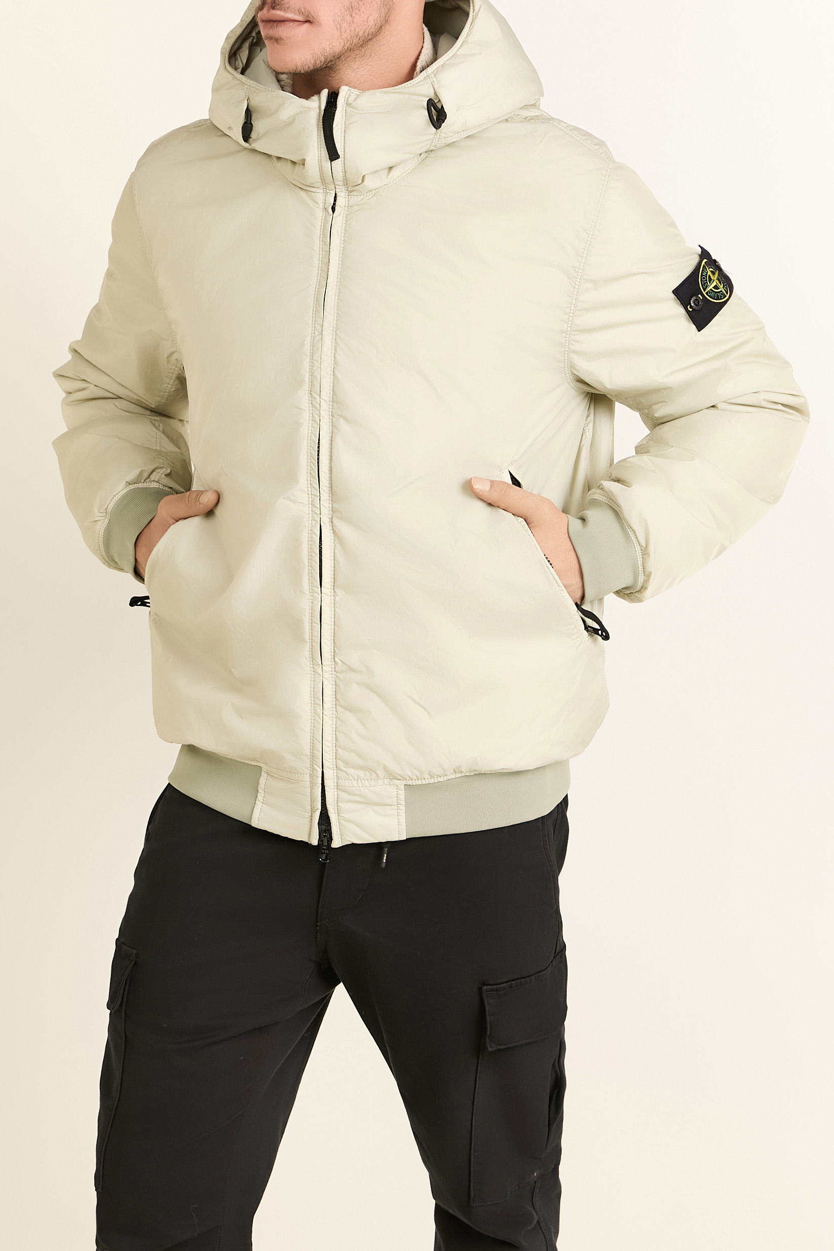 תמונת דוגמן קידמית של מעיל ניילון STONE ISLAND
