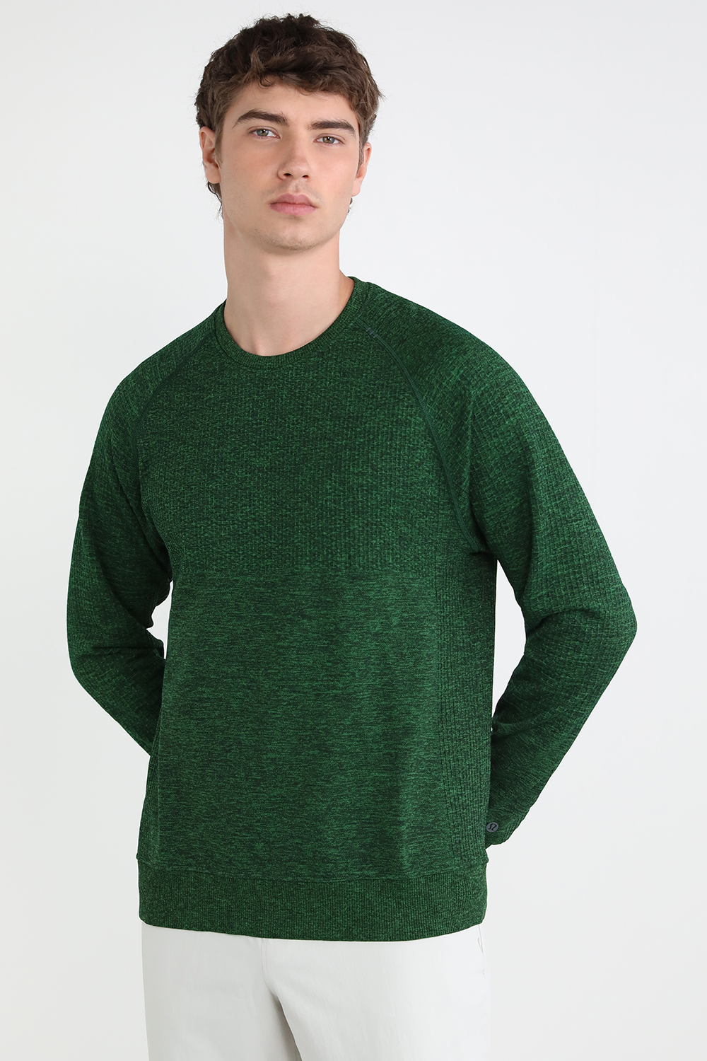 תמונת דוגמן קידמית של Engineered Warmth Long-Sleeve Crew