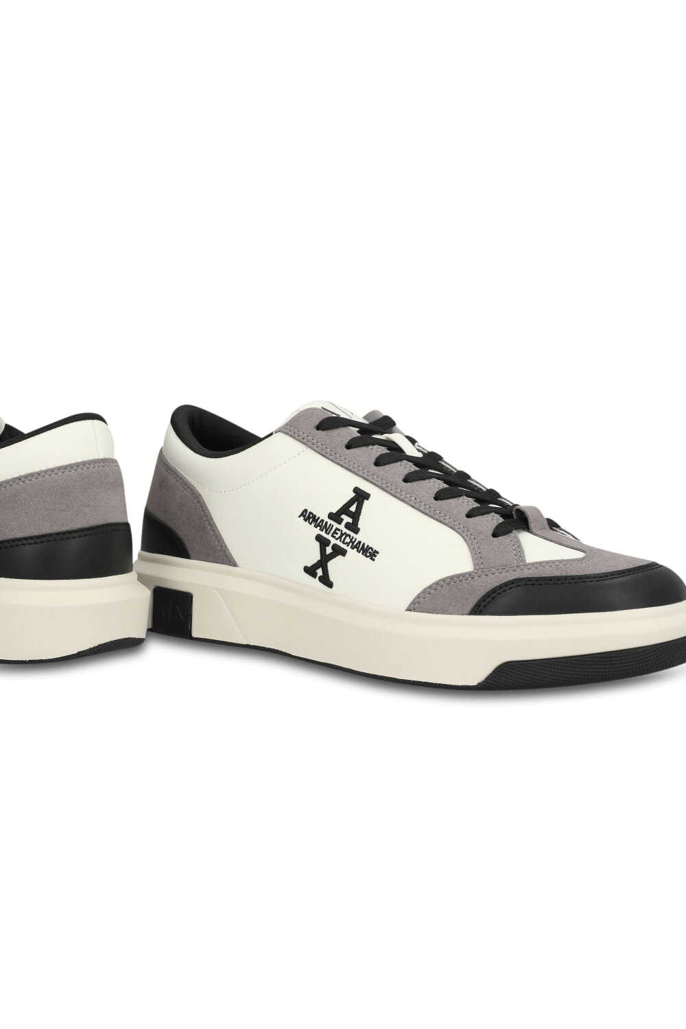 תמונת תקריב של נעלי סניקרס ARMANI EXCHANGE