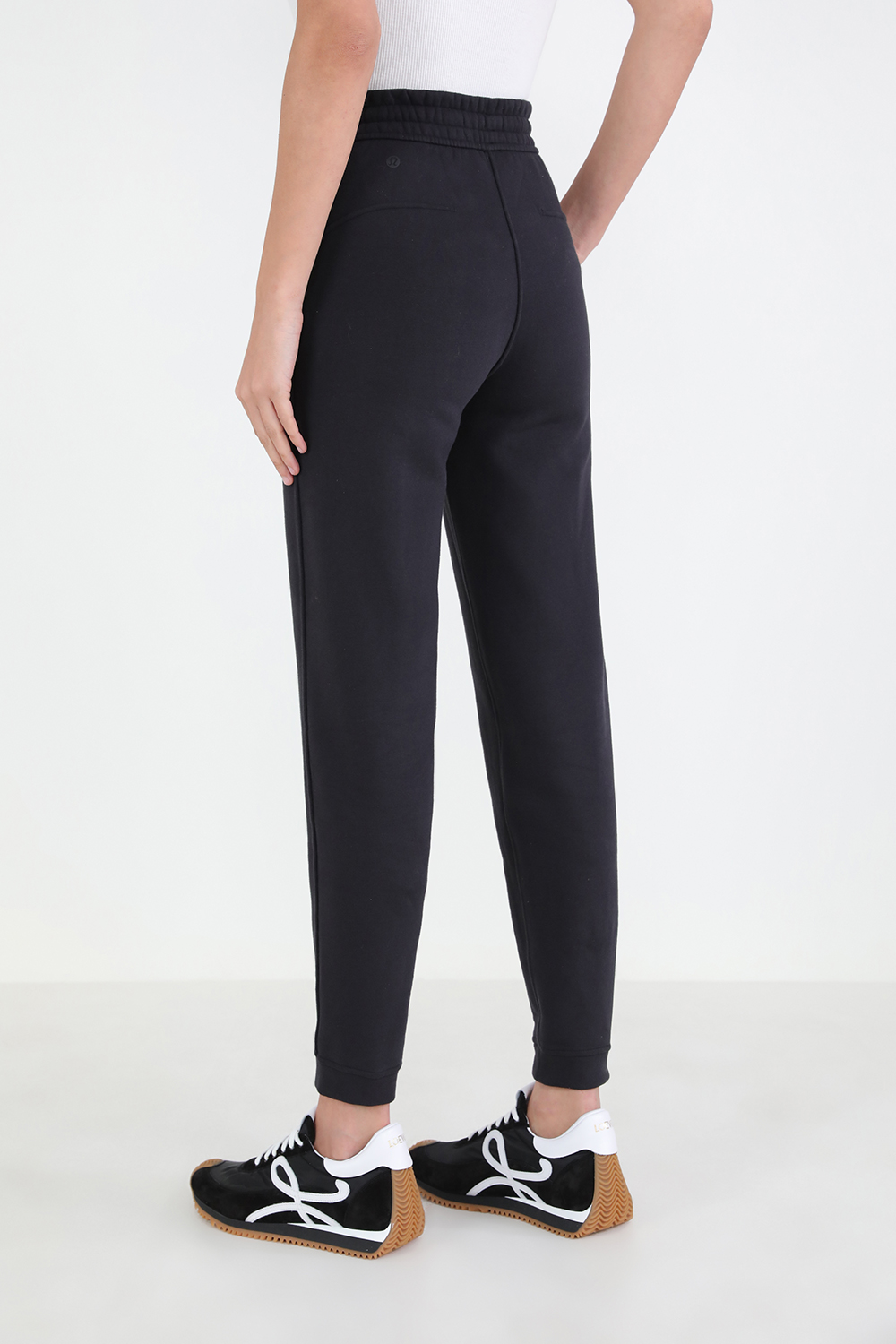תמונת דוגמן אחורית של Loungeful High-Rise Jogger LULULEMON