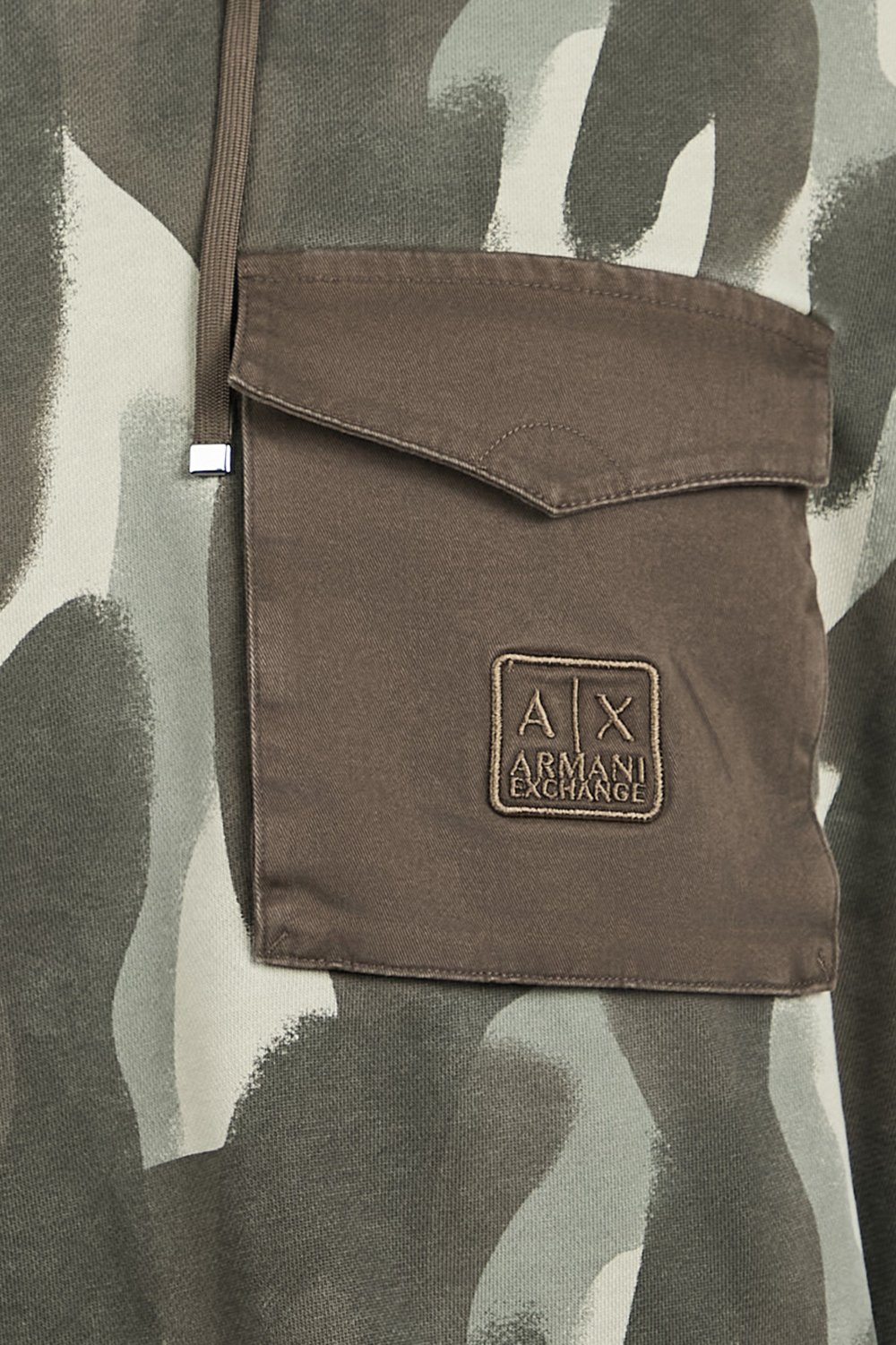 תמונת תקריב דוגמן של סווטשירט קפוצ'ון ARMANI EXCHANGE
