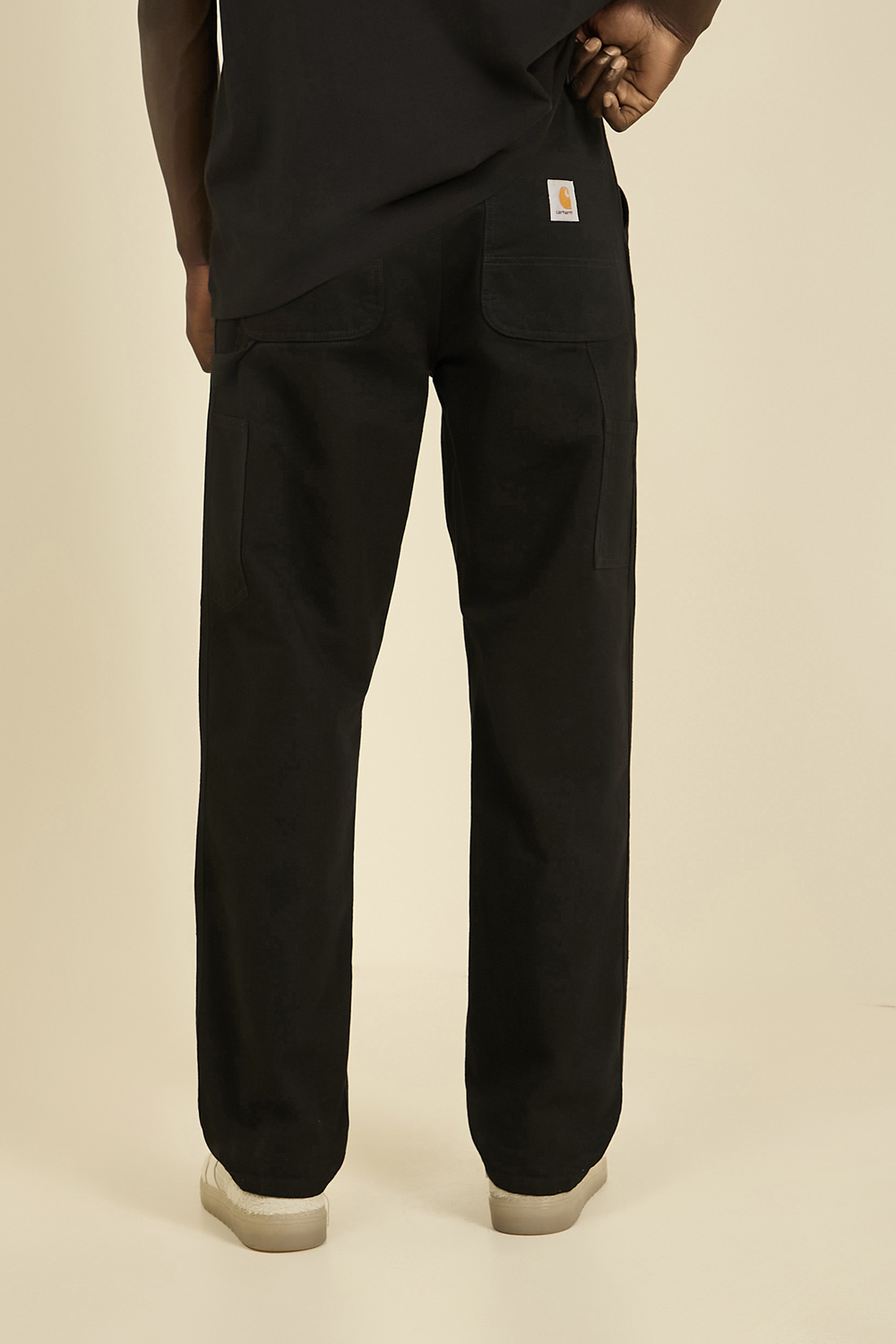 תמונת תקריב דוגמן של ג'ינס קרגו CARHARTT WIP