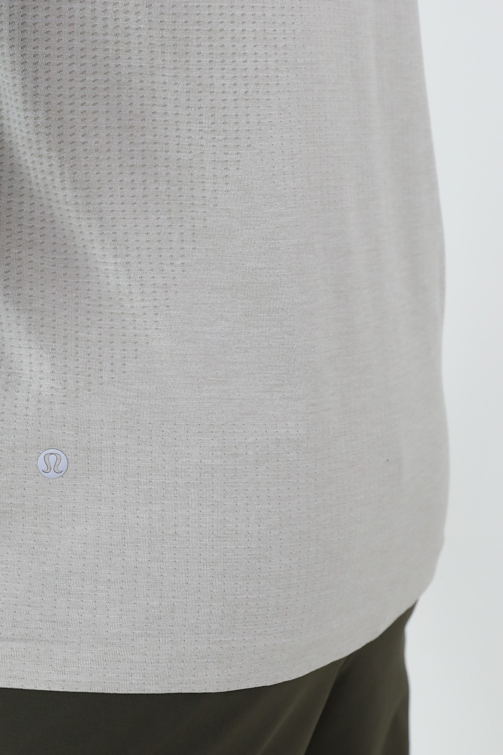 תמונת תקריב דוגמן של Metal Vent Tech Short Sleeve