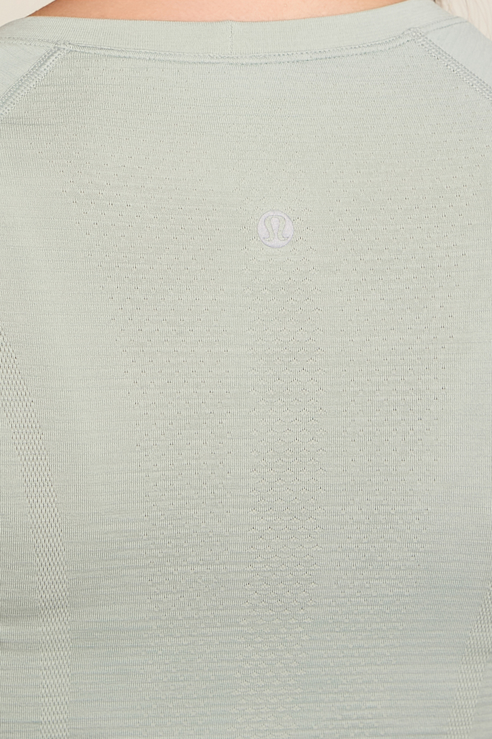 תמונת תקריב דוגמן של Swiftly Tech Short Sleeve 2.0 LULULEMON