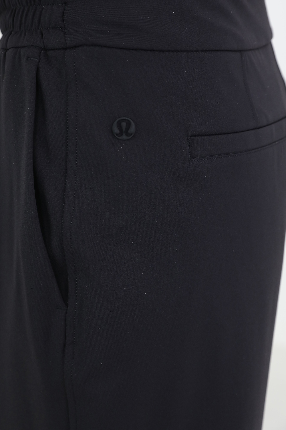 תמונת תקריב דוגמן של Tapered-Leg Mid-Rise Pant 7/8 Length Luxtreme LULULEMON