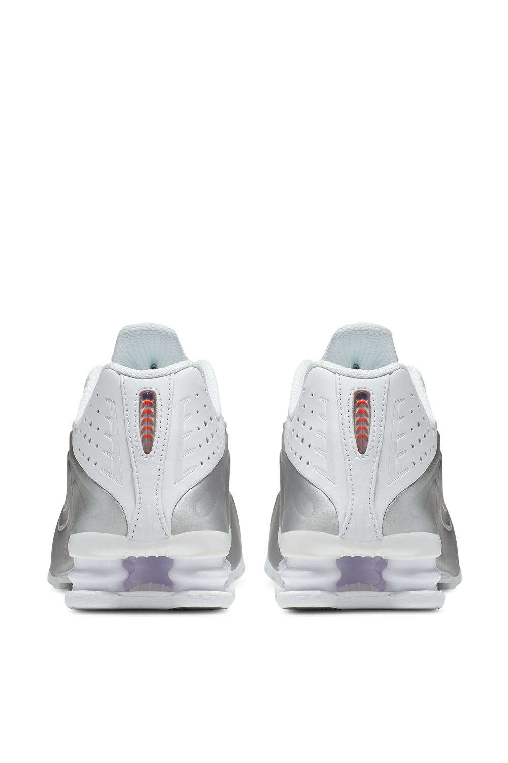 תמונת תקריב של נעלי סניקרס Shox R4 NIKE