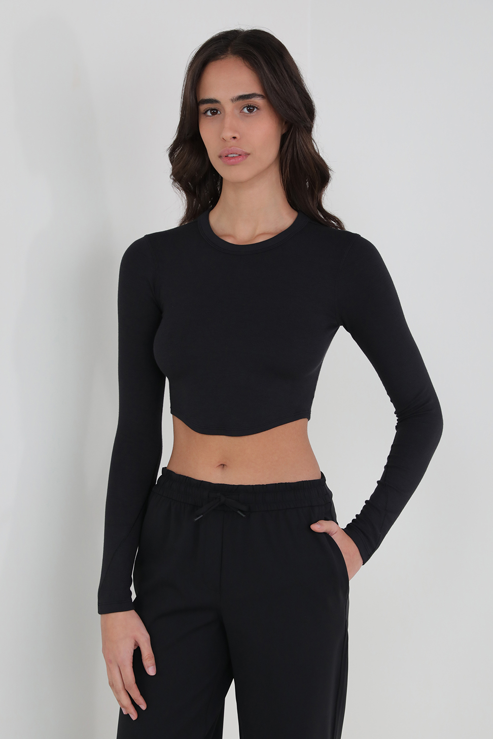 תמונת דוגמן קידמית של Hold Tight Cropped LS T-Shirt