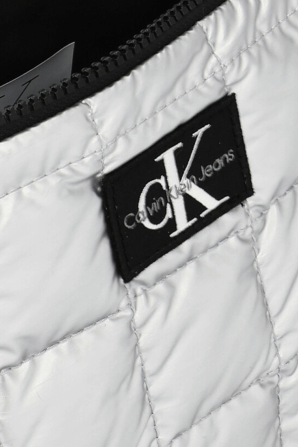 תמונת פנים של תיק כתף קווילט CALVIN KLEIN