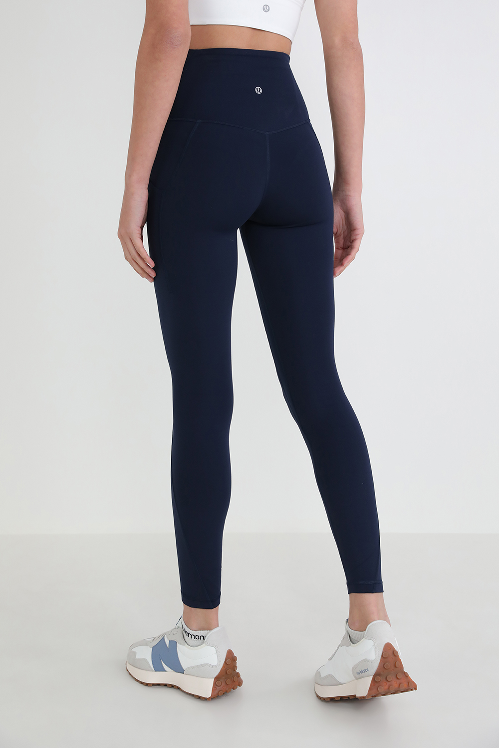 תמונת דוגמן אחורית של Align™ Pant 25" *Pockets