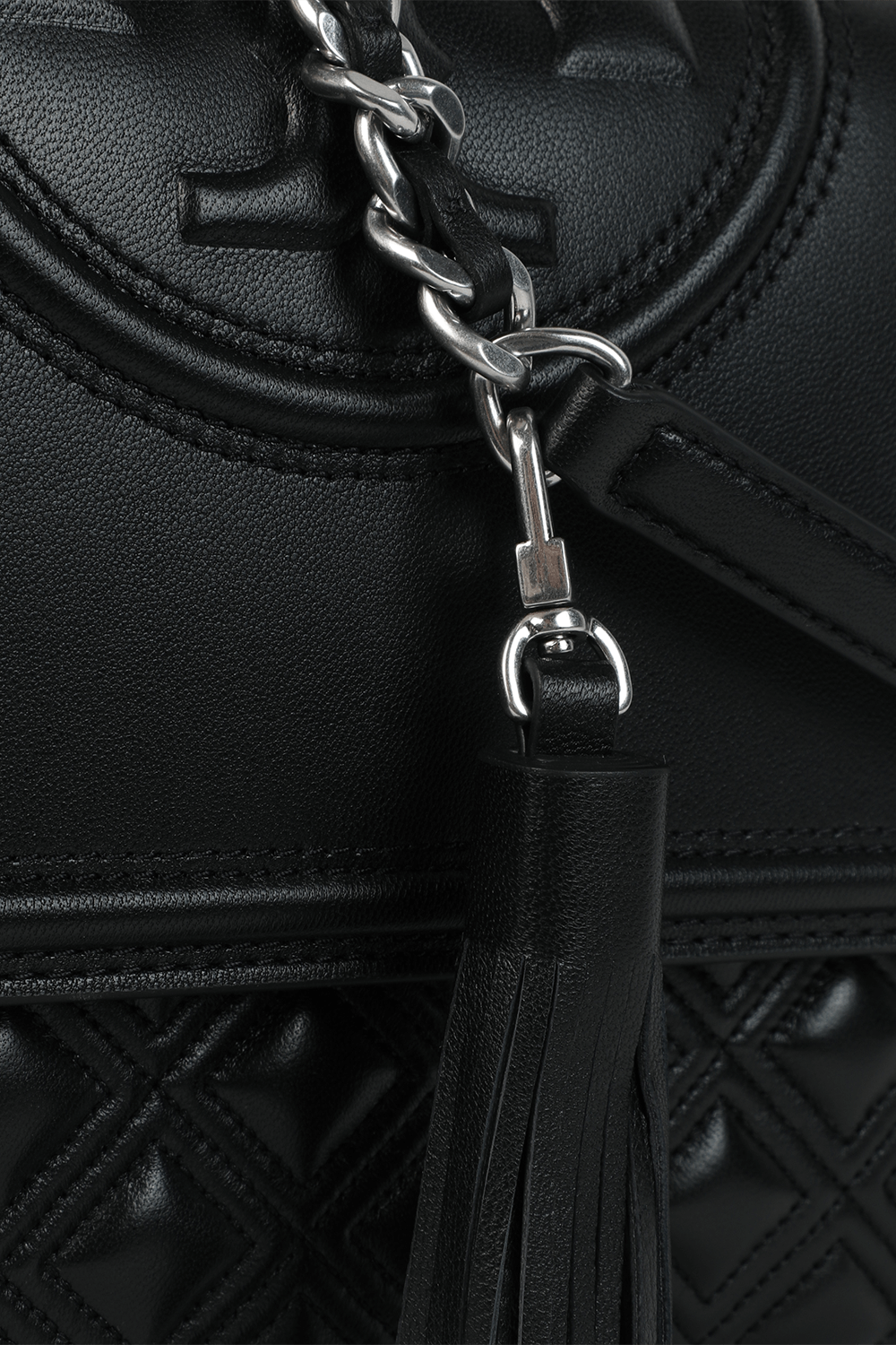 תמונת תקריב של תיק כתף פלמינג מעור TORY BURCH