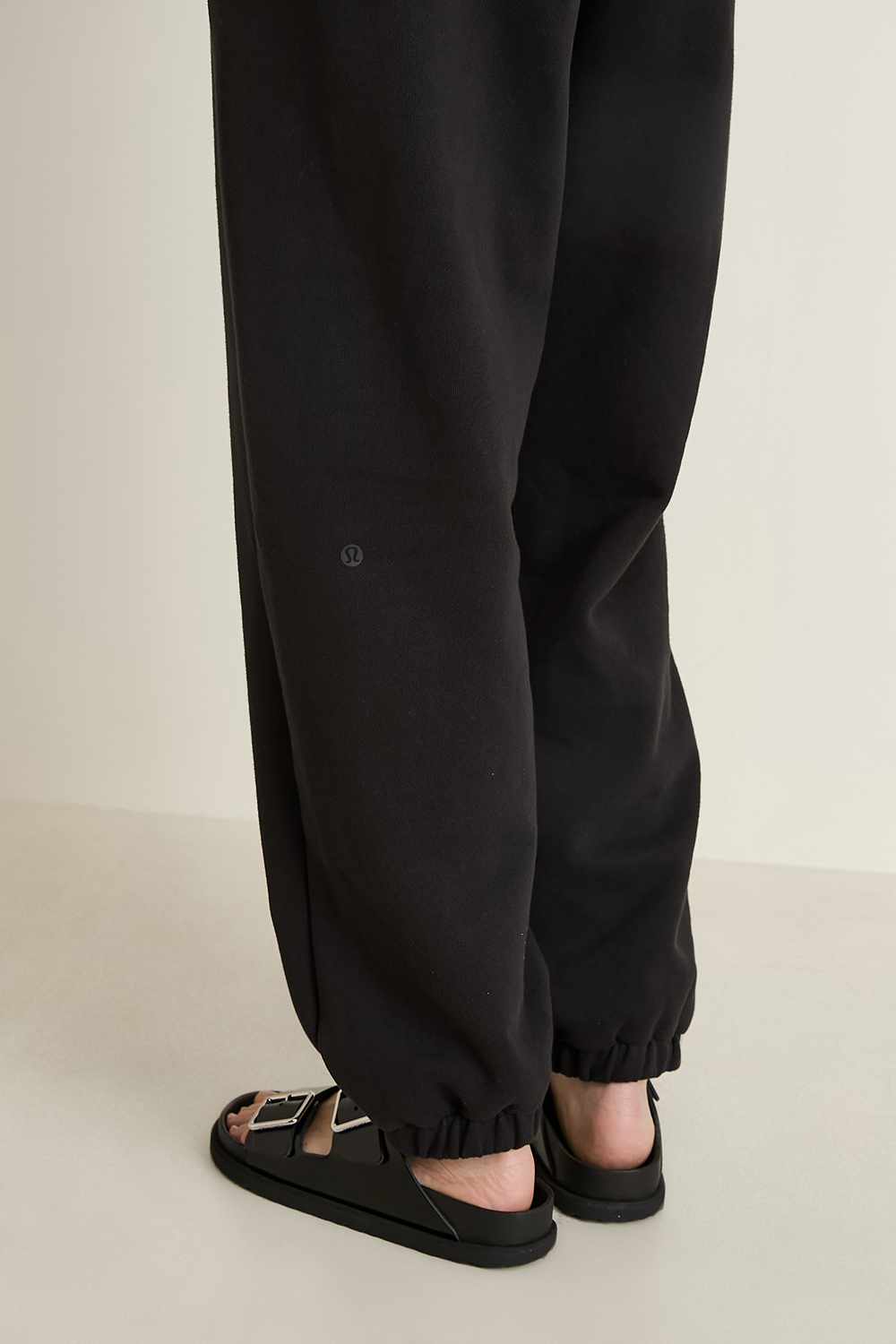 תמונת תקריב דוגמן של Scuba Mid-Rise Oversized Jogger Regular LULULEMON