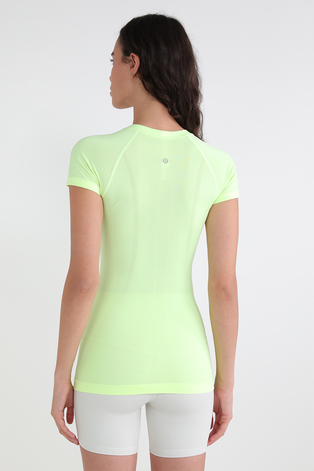 תמונת דוגמן אחורית של Swiftly Tech Cropped Short-Sleeve Shirt 2.0