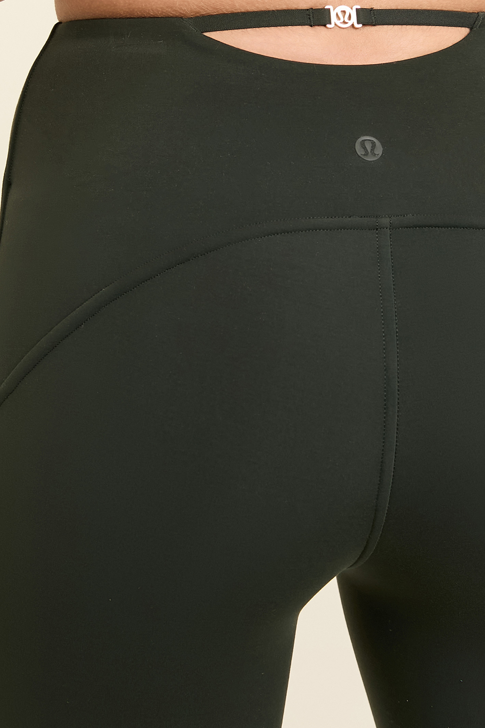 תמונת תקריב דוגמן של Smoothcover™ Back-Cutout HR Tight 28 LULULEMON