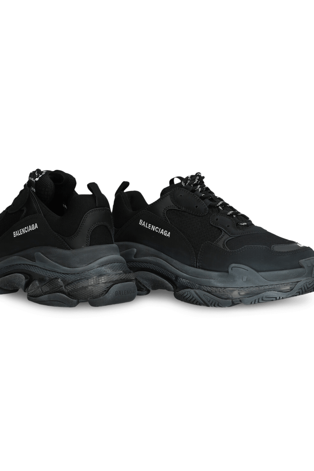 תמונת תקריב של נעלי סניקרס טריפל אס BALENCIAGA