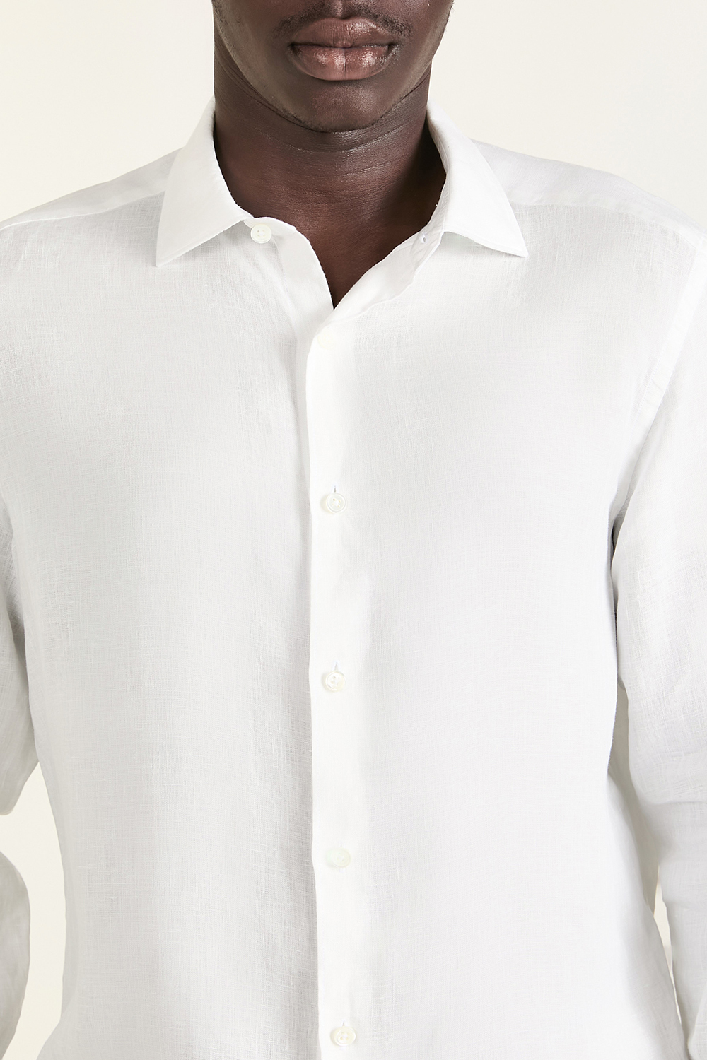 תמונת תקריב דוגמן של חולצה מכופתרת מפשתן ZEGNA