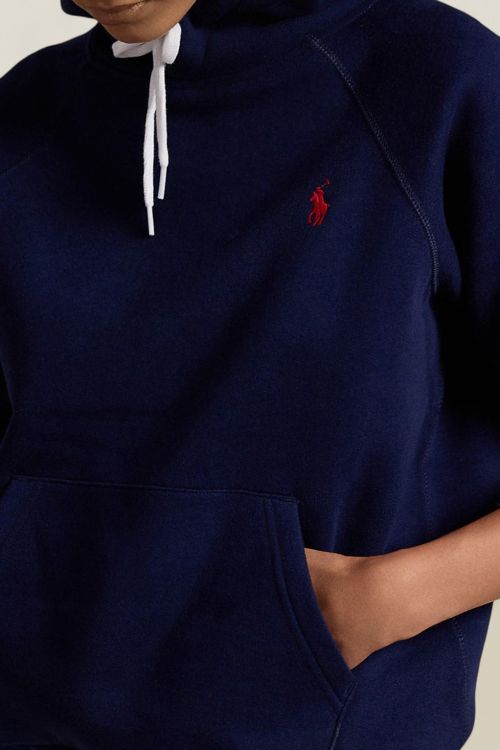תמונת תקריב דוגמן של סווטשירט קפוצ'ון POLO RALPH LAUREN