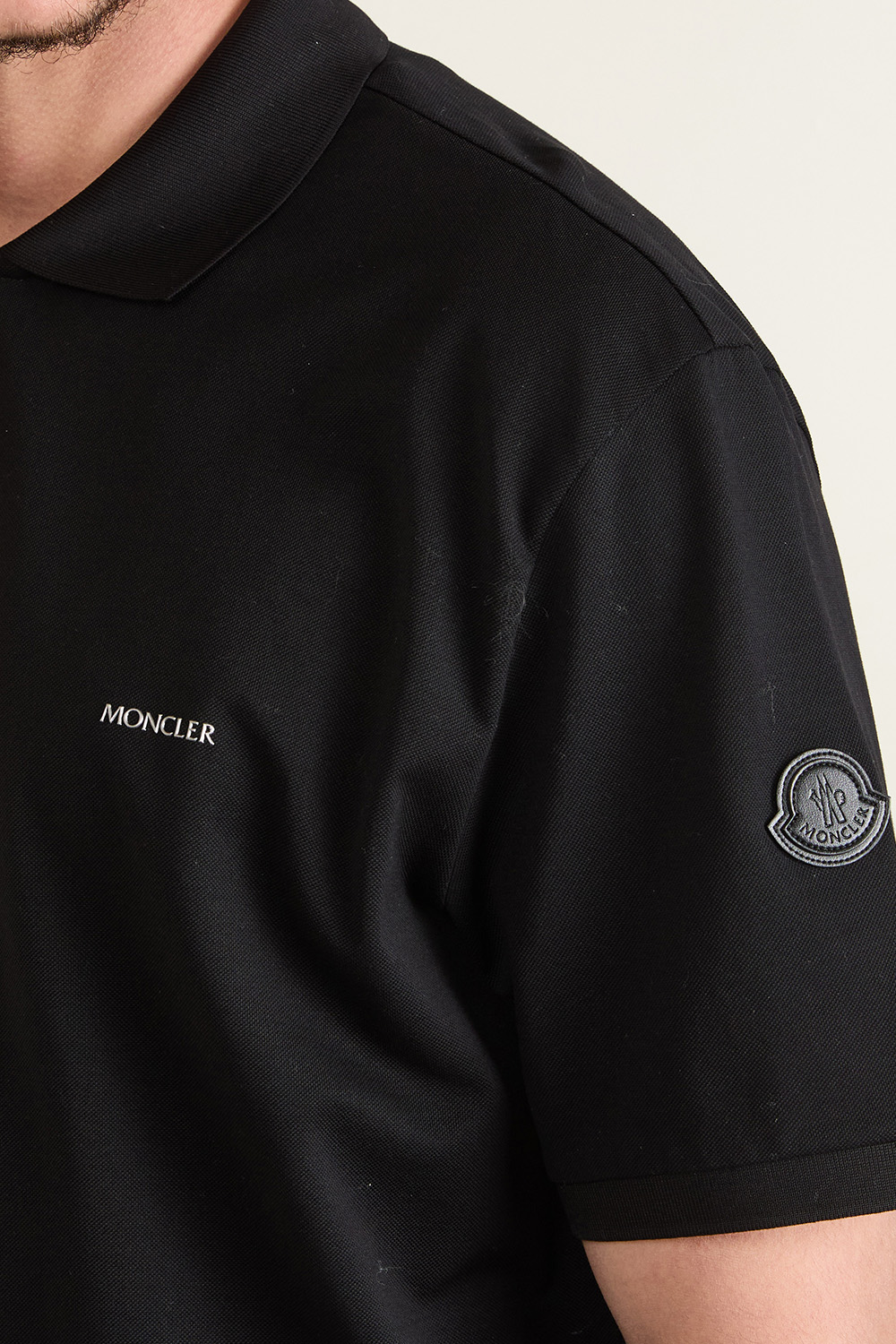 תמונת תקריב דוגמן של חולצת פולו קצרה MONCLER