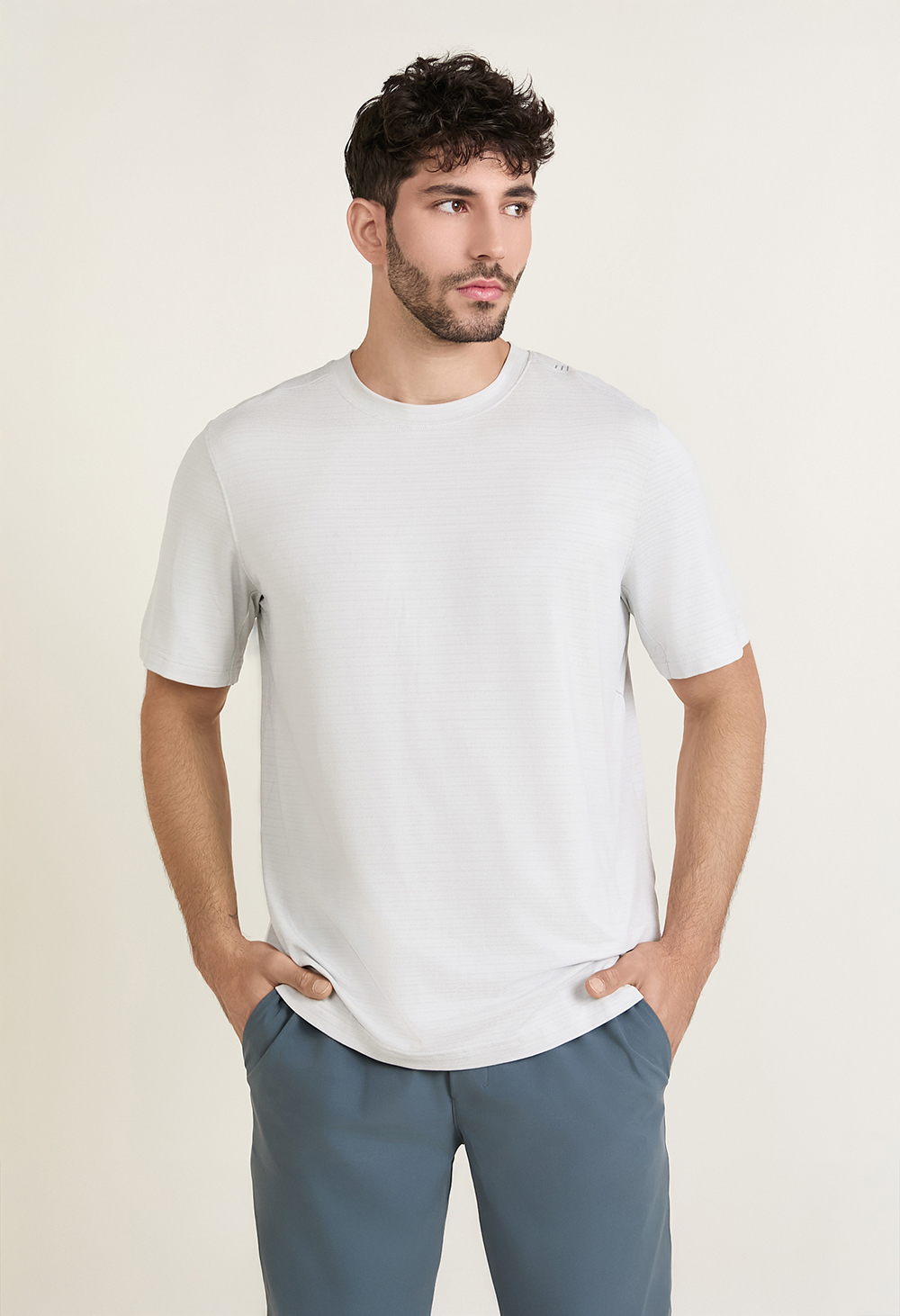 תמונת דוגמן קידמית של License to Train Relaxed Short Sleeve LULULEMON
