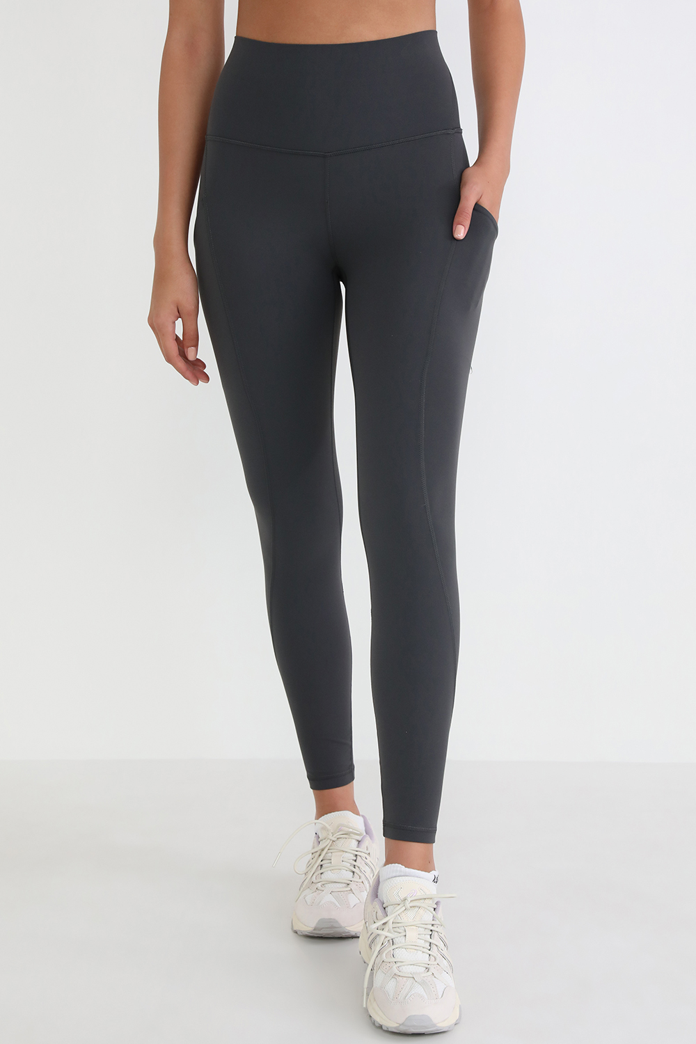תמונת דוגמן קידמית של Align™ High-Rise Pant *Pockets 25