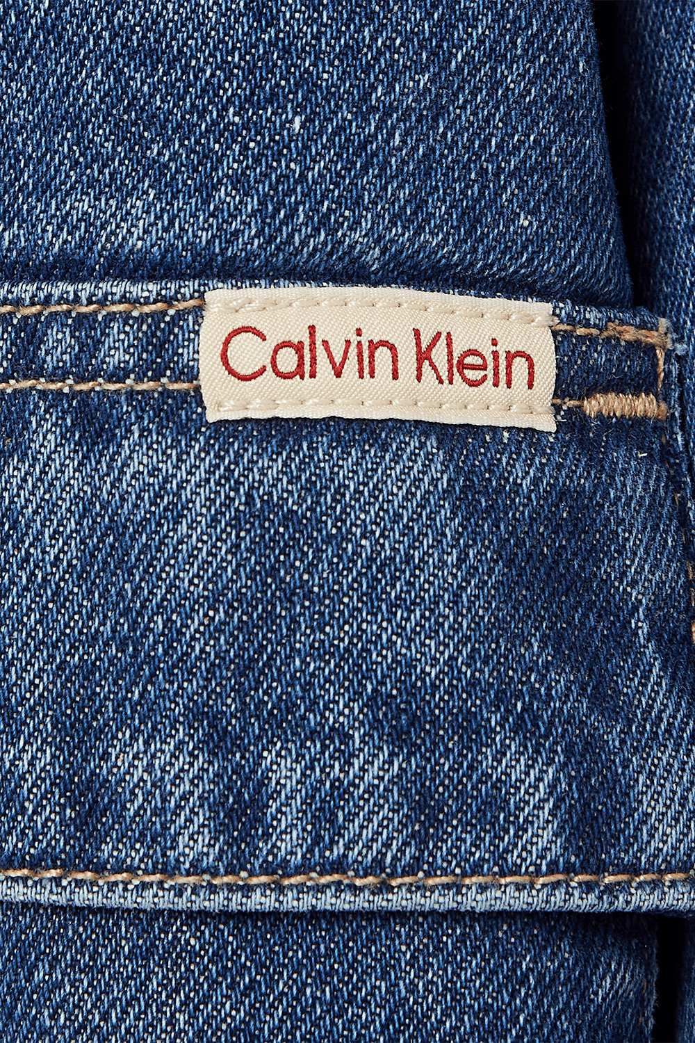 תמונת תקריב של ז'קט ג'ינס בריפוד קל CALVIN KLEIN