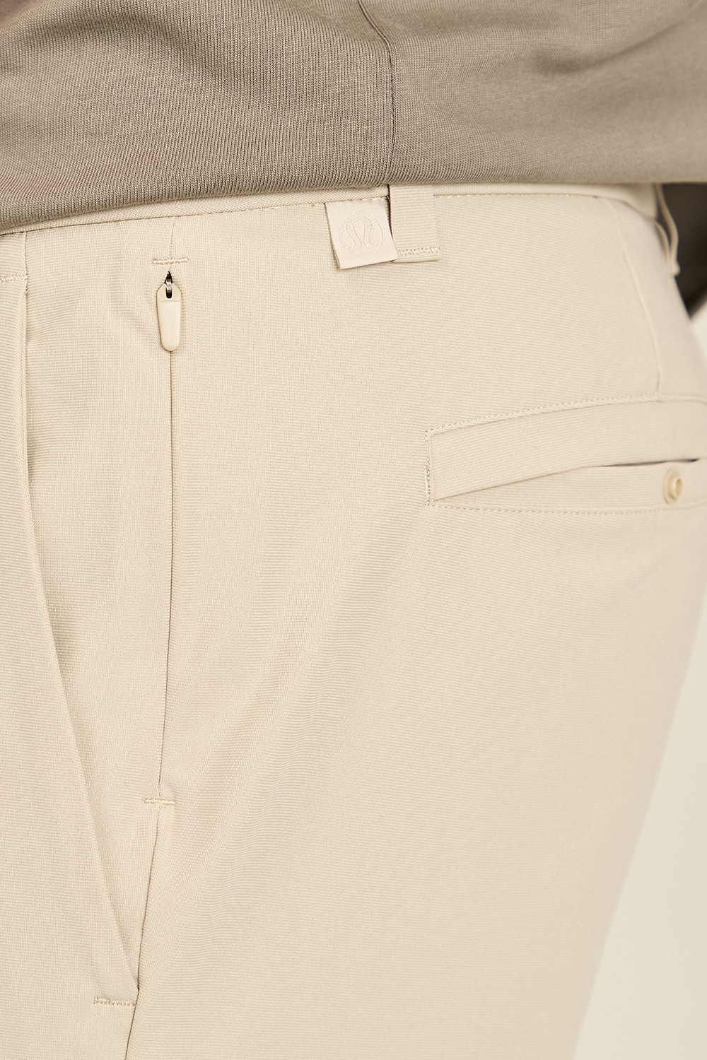 תמונת תקריב דוגמן של ABC Slim-Fit Trouser 30"L LULULEMON