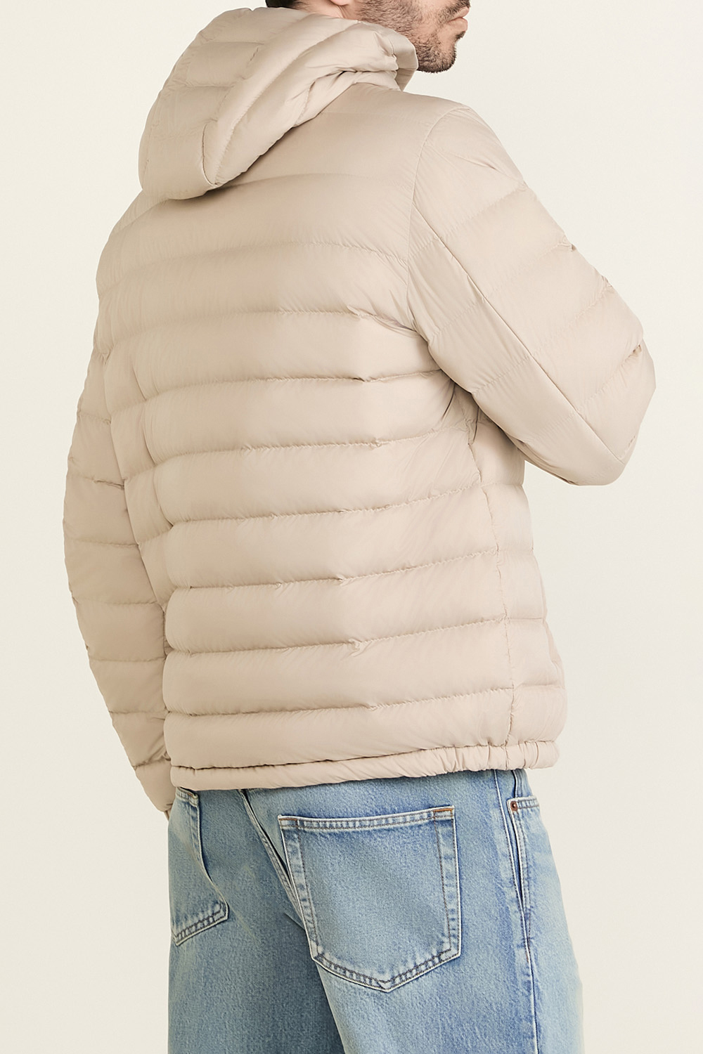 תמונת דוגמן אחורית של מעיל פוך MONCLER
