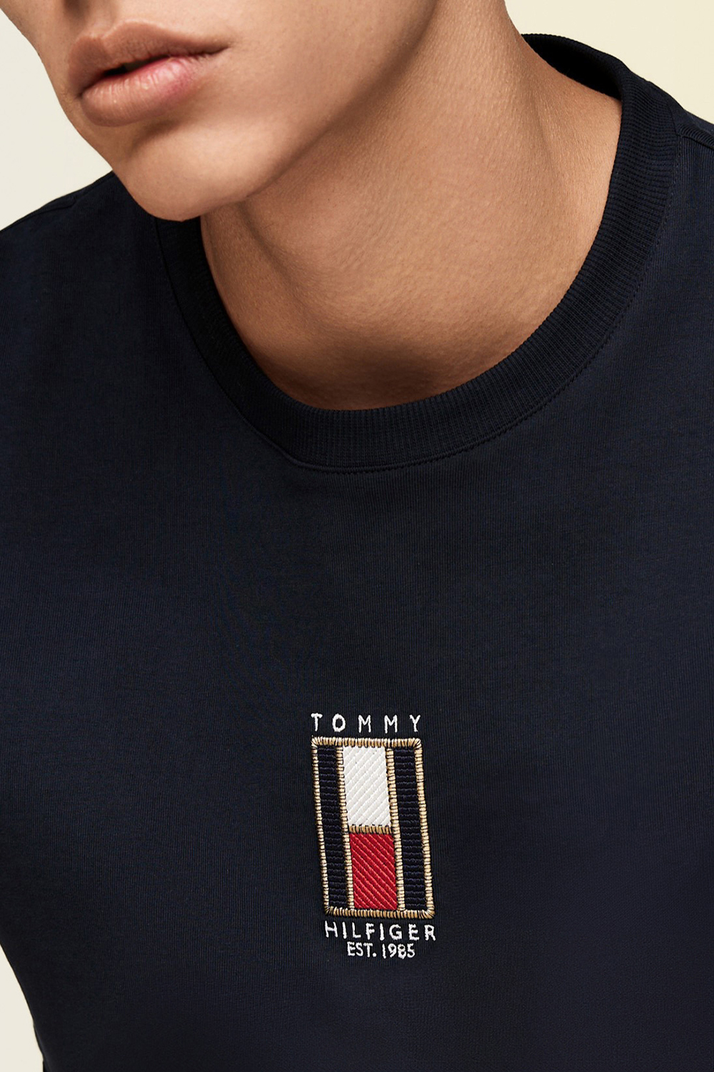 תמונת תקריב דוגמן של חולצת טי TOMMY HILFIGER