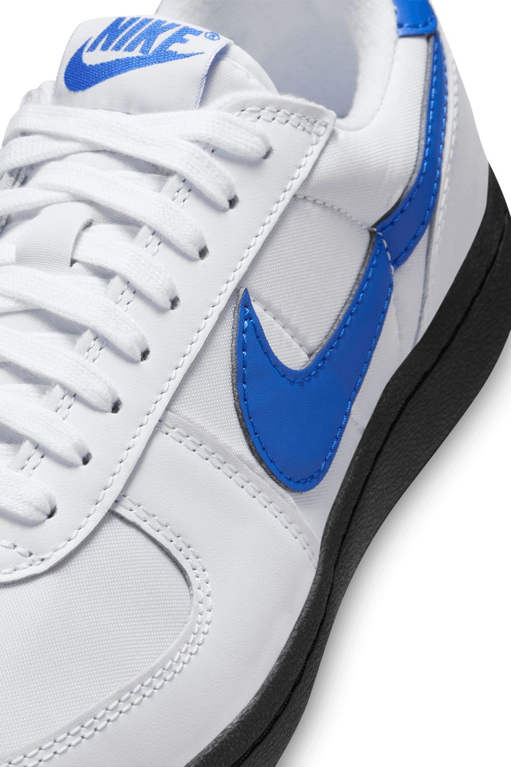 תמונת תקריב של נעלי סניקרס NIKE