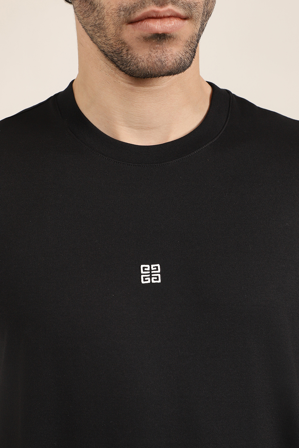 תמונת תקריב דוגמן של חולצת טי GIVENCHY
