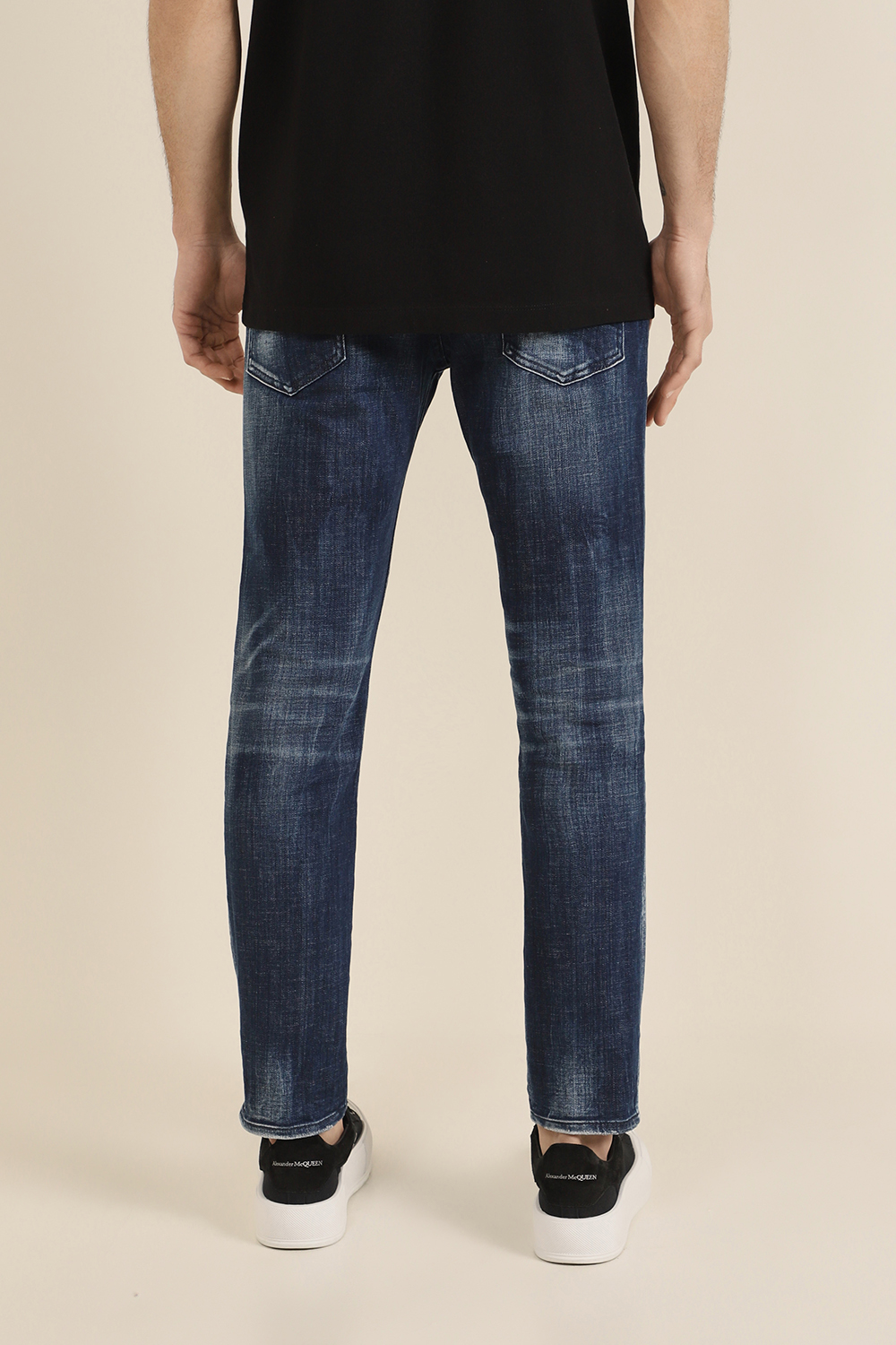 תמונת דוגמן אחורית של מכנסי ג'ינס סלים פיט DSQUARED2