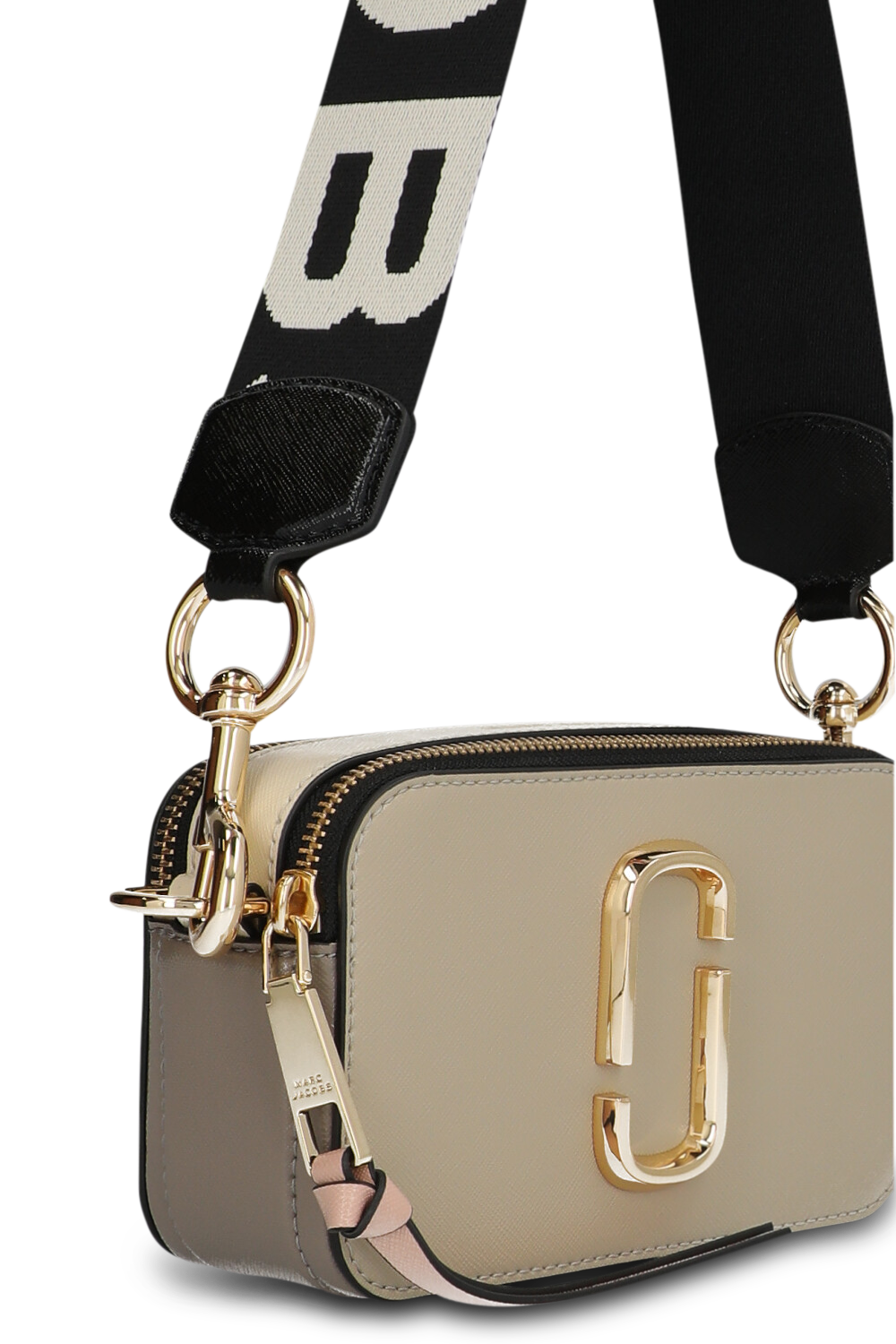 תמונת תקריב של תיק סנפשוט MARC JACOBS