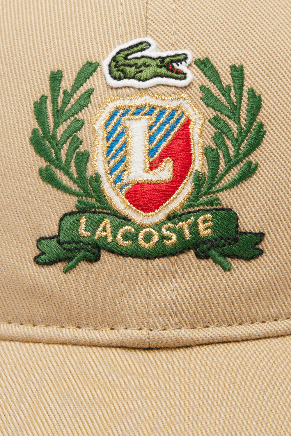 תמונת תקריב של כובע מצחייה LACOSTE