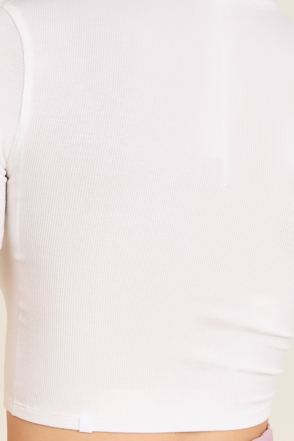 תמונת תקריב דוגמן של Hold Tight Straight Hem Cropped T-Shirt LULULEMON