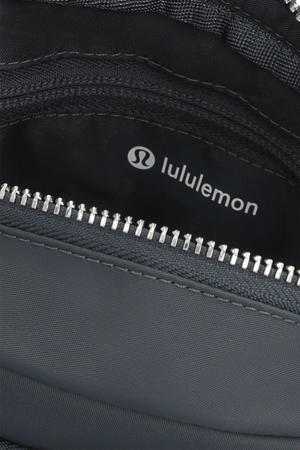 תמונת פנים של Everywhere Crossbody Bag 2L Metal Hardware LULULEMON