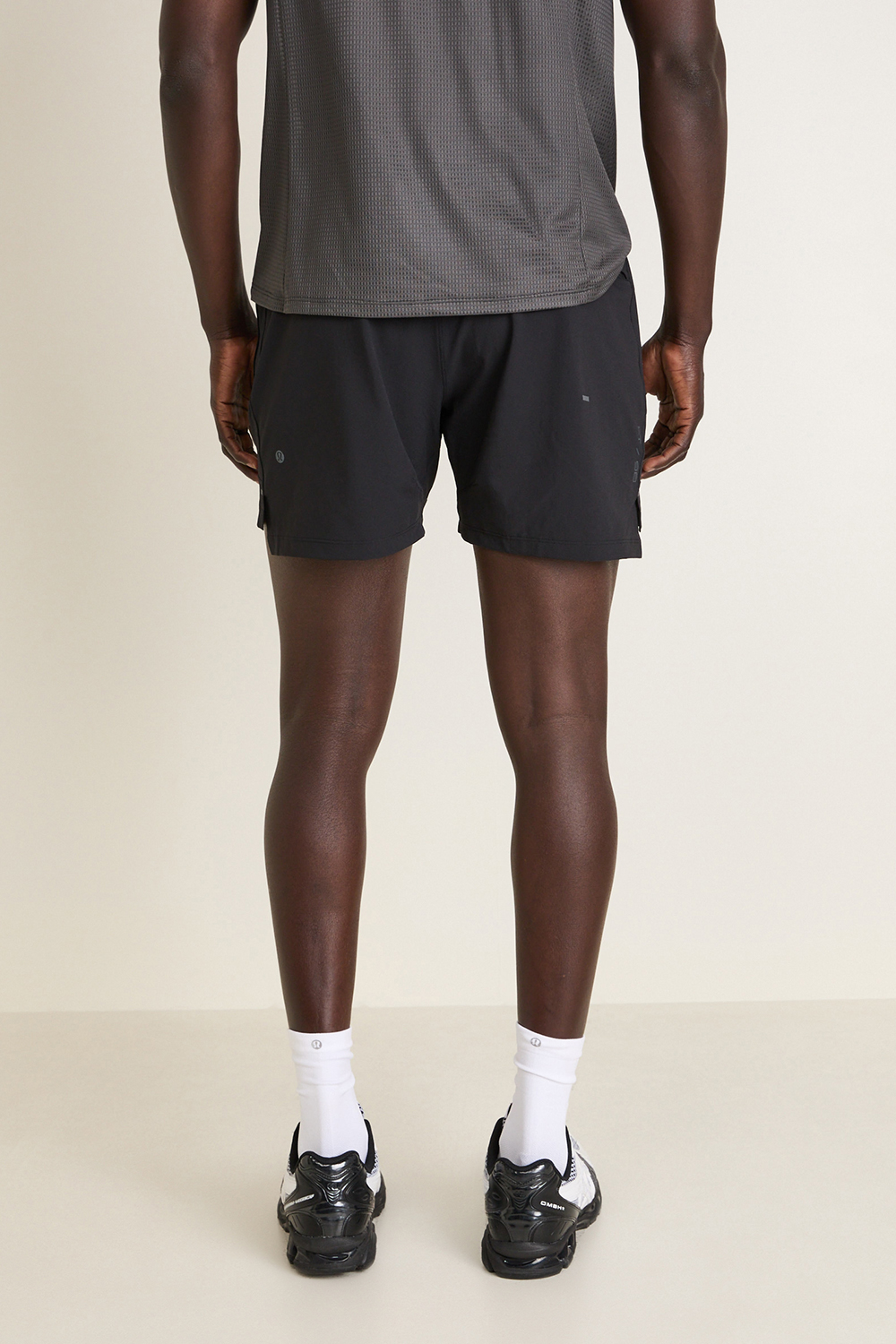 תמונת דוגמן אחורית של License to Train Short 5" LL LULULEMON