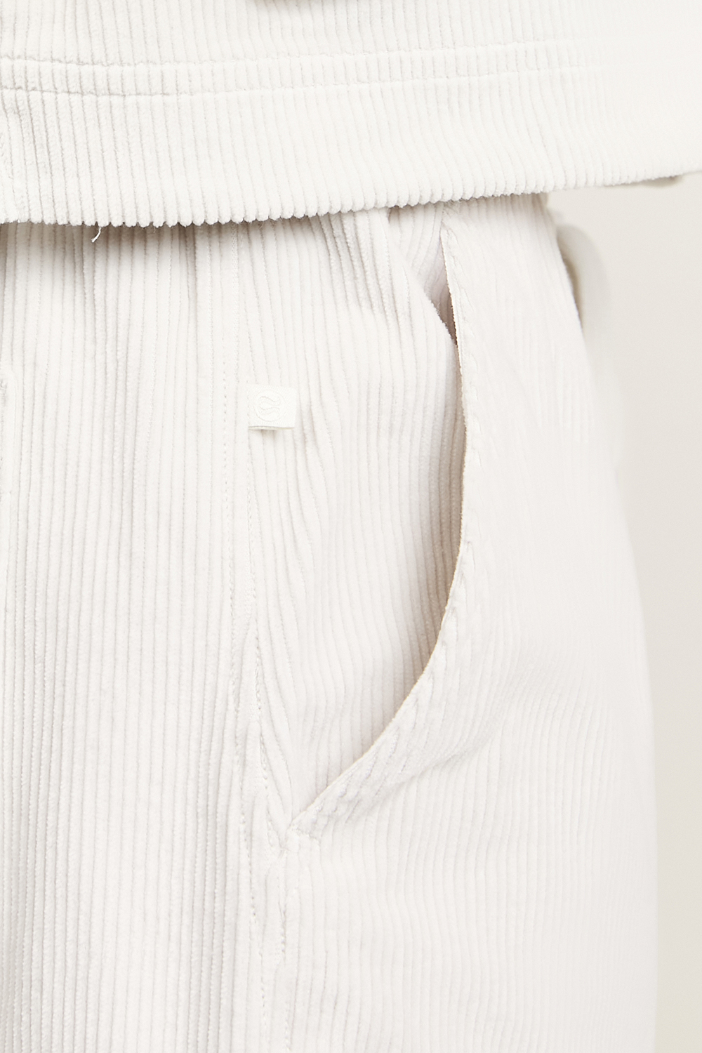 תמונת תקריב דוגמן של Corduroy Relaxed Mid-Rise Pull-On Pant