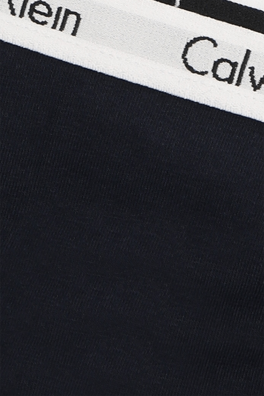 תמונת תקריב של תחתוני חוטיני CALVIN KLEIN