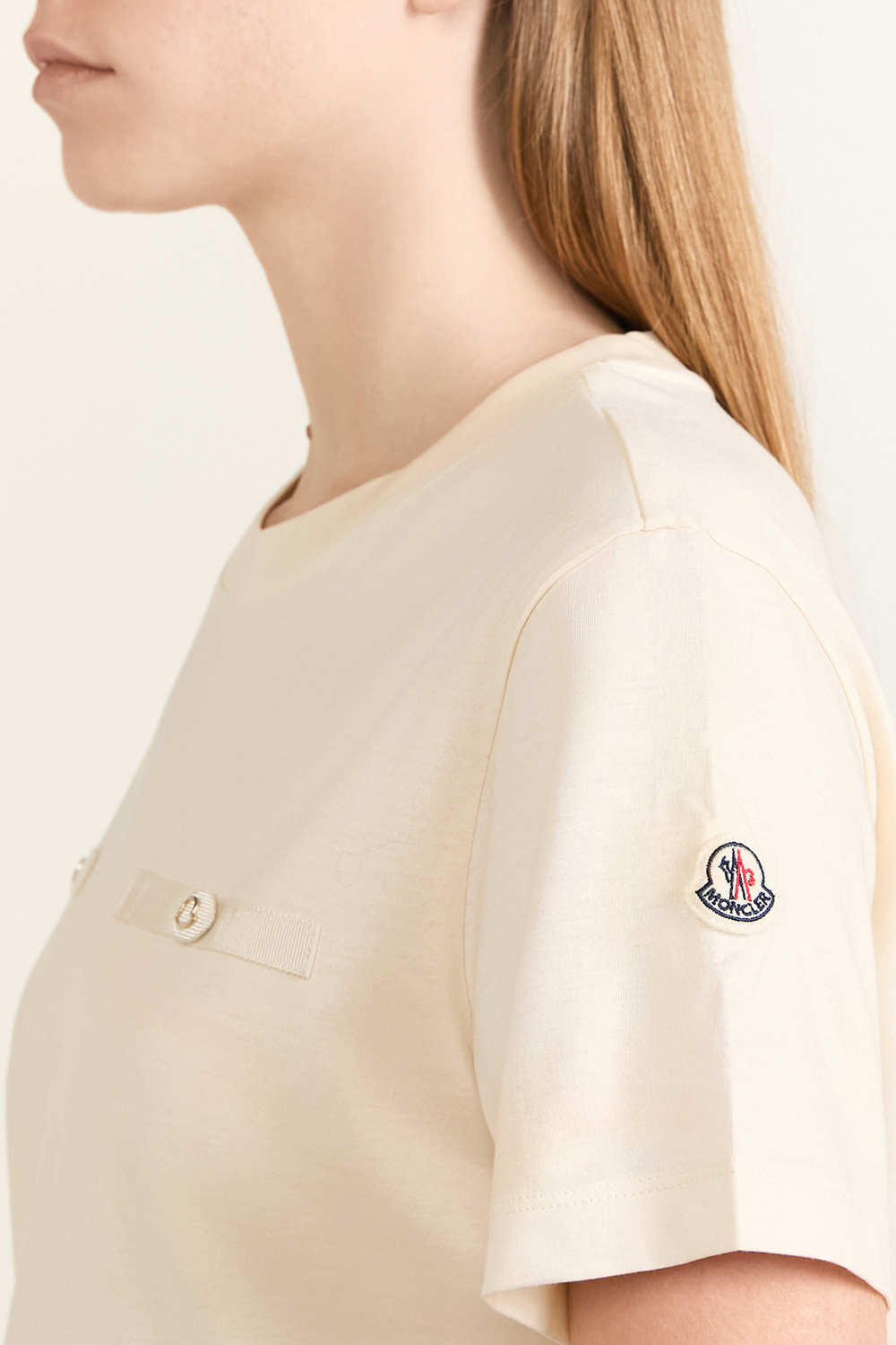 תמונת תקריב דוגמן של חולצת טי MONCLER