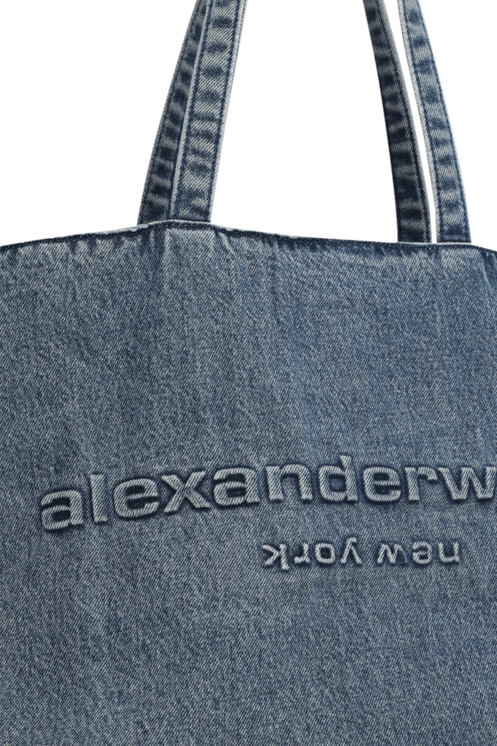 תמונת תקריב של תיק נשיאה ג'ינס ALEXANDER WANG